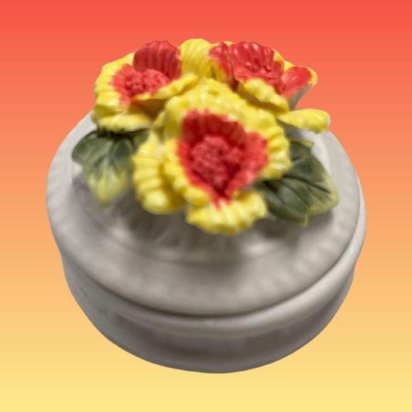 🎁 4 Victorian Trading Company Small Porcelain Trinket Box Applied Flowers - Picture 3 of 10